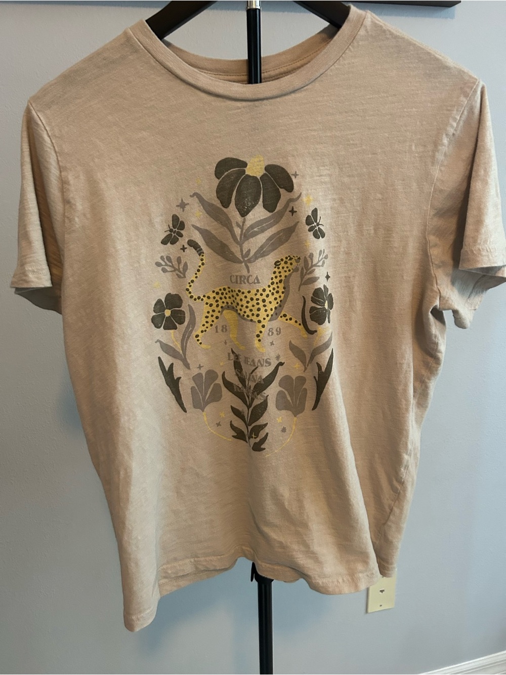 Lee Beige Short-Sleeve Graphic Tee with Yellow Leopard Motif